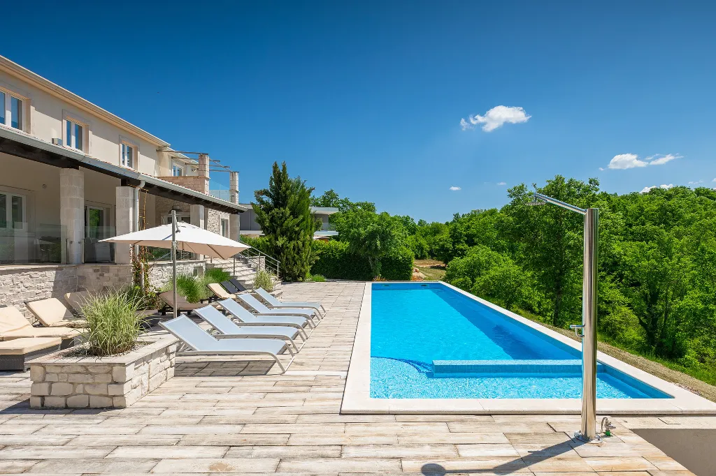 Spacious 7-Bedroom Villa with Pool near Vižinada