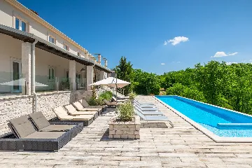 Spacious 7-Bedroom Villa with Pool near Vižinada