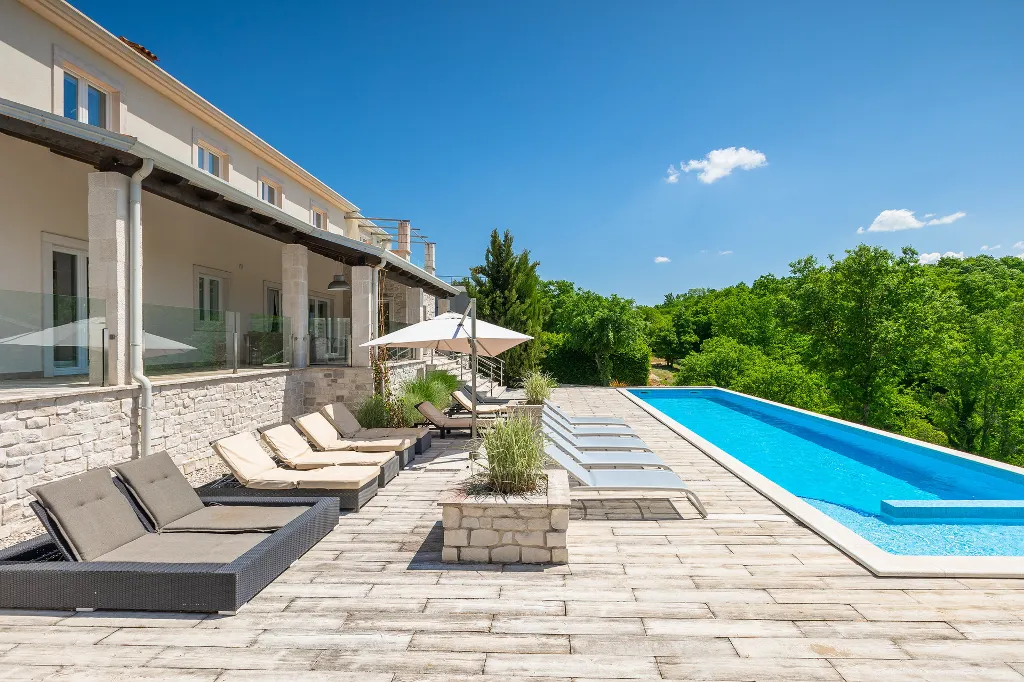 Spacious 7-Bedroom Villa with Pool near Vižinada