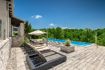Spacious 7-Bedroom Villa with Pool near Vižinada