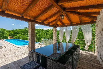 Spacious 7-Bedroom Villa with Pool near Vižinada