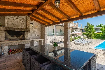 Spacious 7-Bedroom Villa with Pool near Vižinada