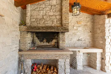 Spacious 7-Bedroom Villa with Pool near Vižinada