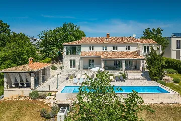 Spacious 7-Bedroom Villa with Pool near Vižinada