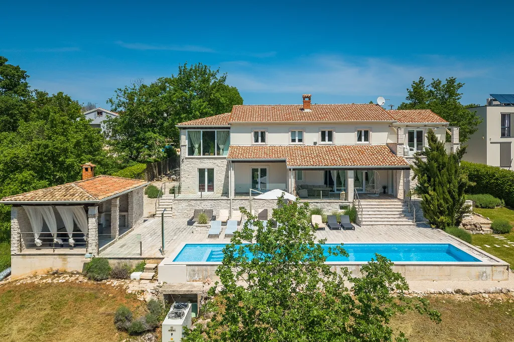 Spacious 7-Bedroom Villa with Pool near Vižinada