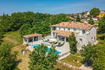 Spacious 7-Bedroom Villa with Pool near Vižinada