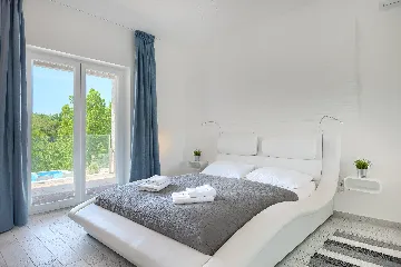 Spacious 7-Bedroom Villa with Pool near Vižinada