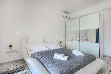 Spacious 7-Bedroom Villa with Pool near Vižinada