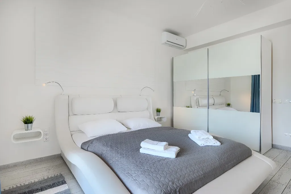 Spacious 7-Bedroom Villa with Pool near Vižinada