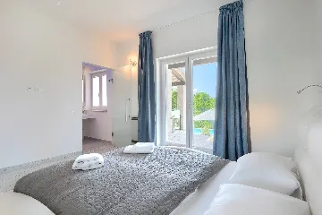 Spacious 7-Bedroom Villa with Pool near Vižinada
