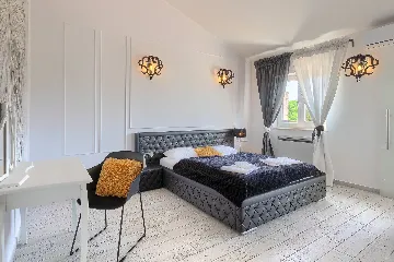 Spacious 7-Bedroom Villa with Pool near Vižinada