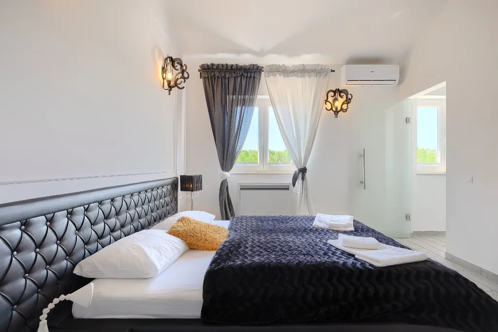 Spacious 7-Bedroom Villa with Pool near Vižinada
