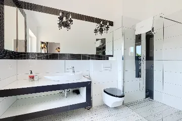 Spacious 7-Bedroom Villa with Pool near Vižinada