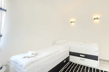 Spacious 7-Bedroom Villa with Pool near Vižinada