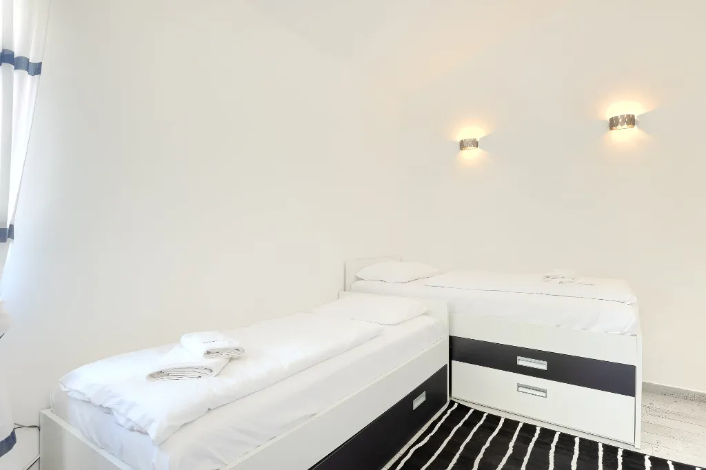 Spacious 7-Bedroom Villa with Pool near Vižinada