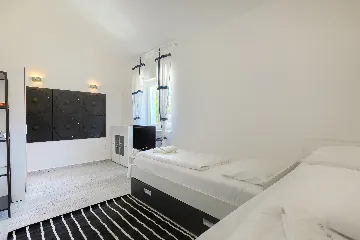 Spacious 7-Bedroom Villa with Pool near Vižinada