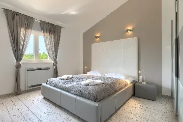 Spacious 7-Bedroom Villa with Pool near Vižinada