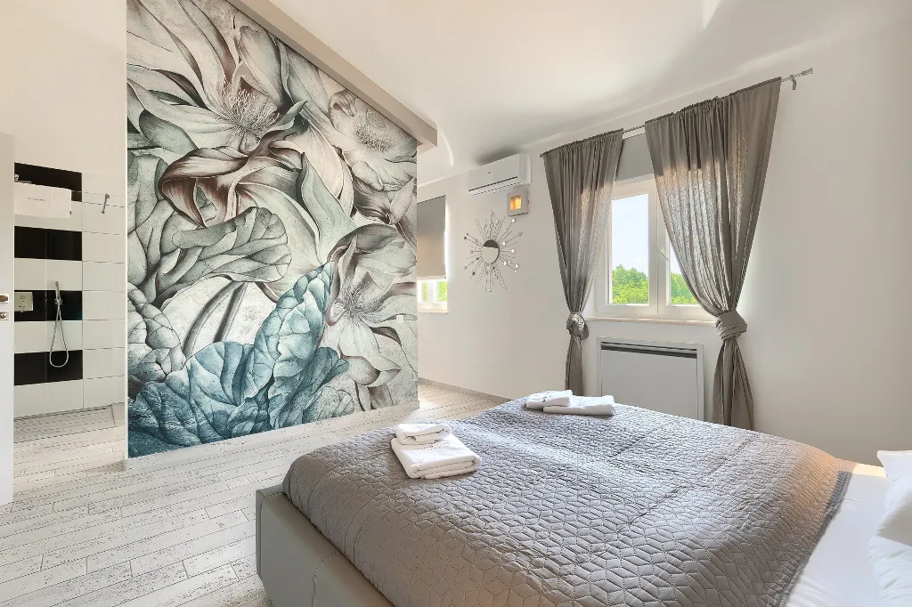 Spacious 7-Bedroom Villa with Pool near Vižinada