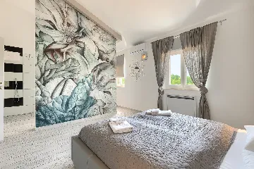 Spacious 7-Bedroom Villa with Pool near Vižinada