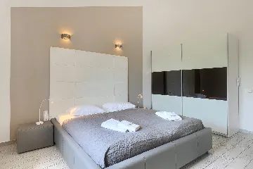 Spacious 7-Bedroom Villa with Pool near Vižinada