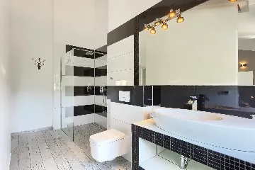 Spacious 7-Bedroom Villa with Pool near Vižinada