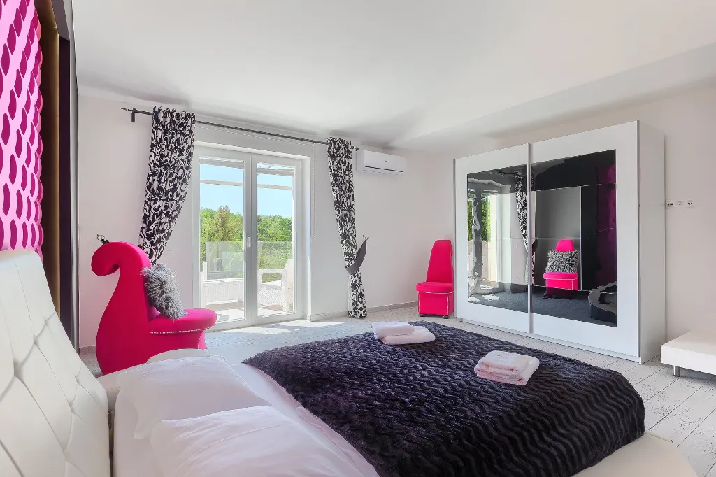 Spacious 7-Bedroom Villa with Pool near Vižinada
