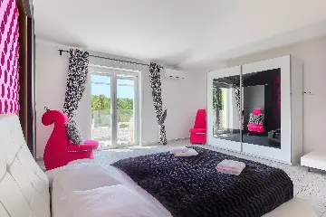 Spacious 7-Bedroom Villa with Pool near Vižinada