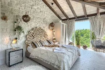 Spacious 7-Bedroom Villa with Pool near Vižinada