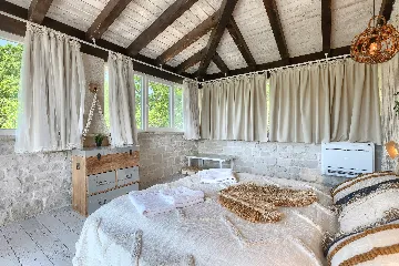 Spacious 7-Bedroom Villa with Pool near Vižinada