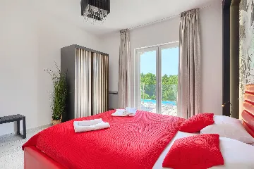 Spacious 7-Bedroom Villa with Pool near Vižinada