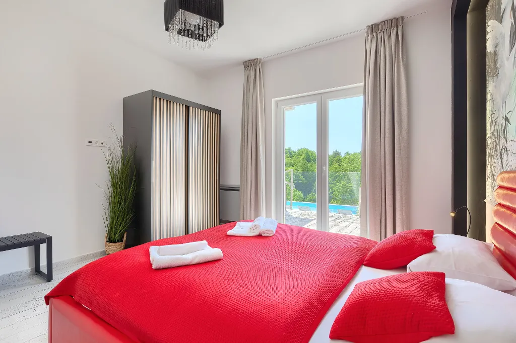 Spacious 7-Bedroom Villa with Pool near Vižinada