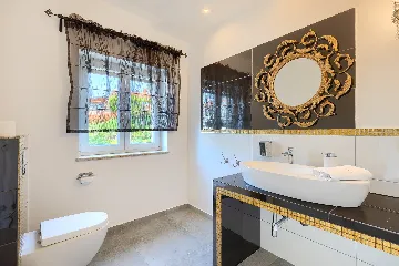 Spacious 7-Bedroom Villa with Pool near Vižinada