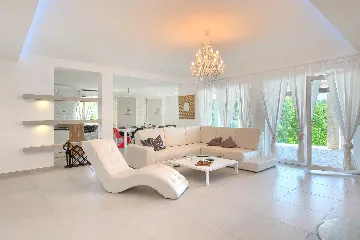 Spacious 7-Bedroom Villa with Pool near Vižinada