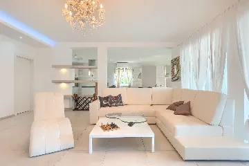 Spacious 7-Bedroom Villa with Pool near Vižinada