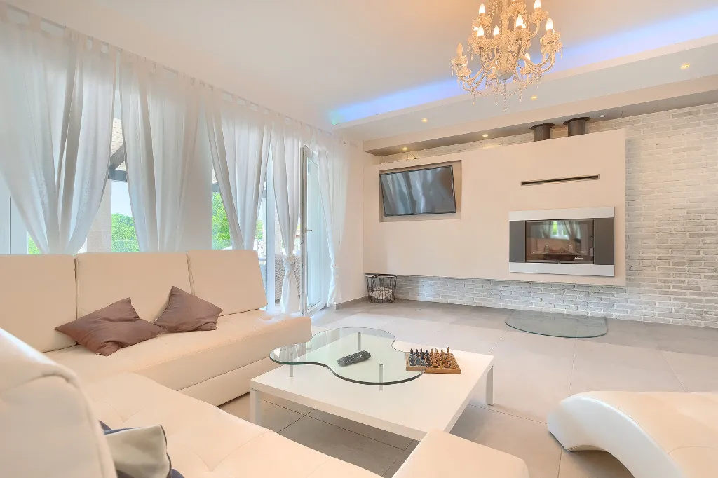 Spacious 7-Bedroom Villa with Pool near Vižinada