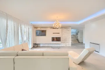 Spacious 7-Bedroom Villa with Pool near Vižinada