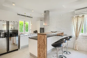 Spacious 7-Bedroom Villa with Pool near Vižinada