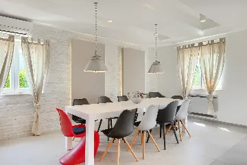 Spacious 7-Bedroom Villa with Pool near Vižinada