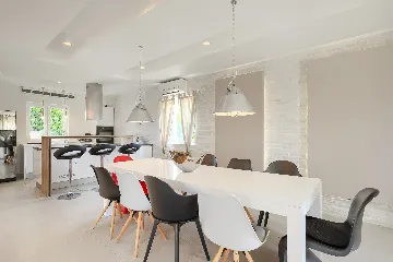 Spacious 7-Bedroom Villa with Pool near Vižinada