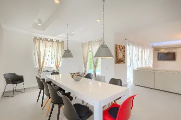 Spacious 7-Bedroom Villa with Pool near Vižinada