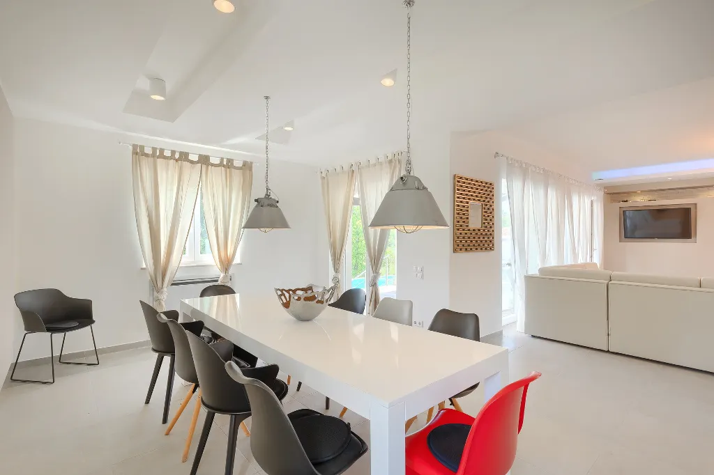 Spacious 7-Bedroom Villa with Pool near Vižinada