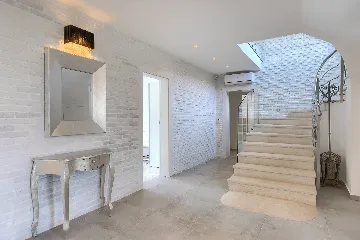 Spacious 7-Bedroom Villa with Pool near Vižinada