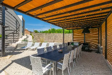 Spacious Villa with Infinity Pool in Vižinada