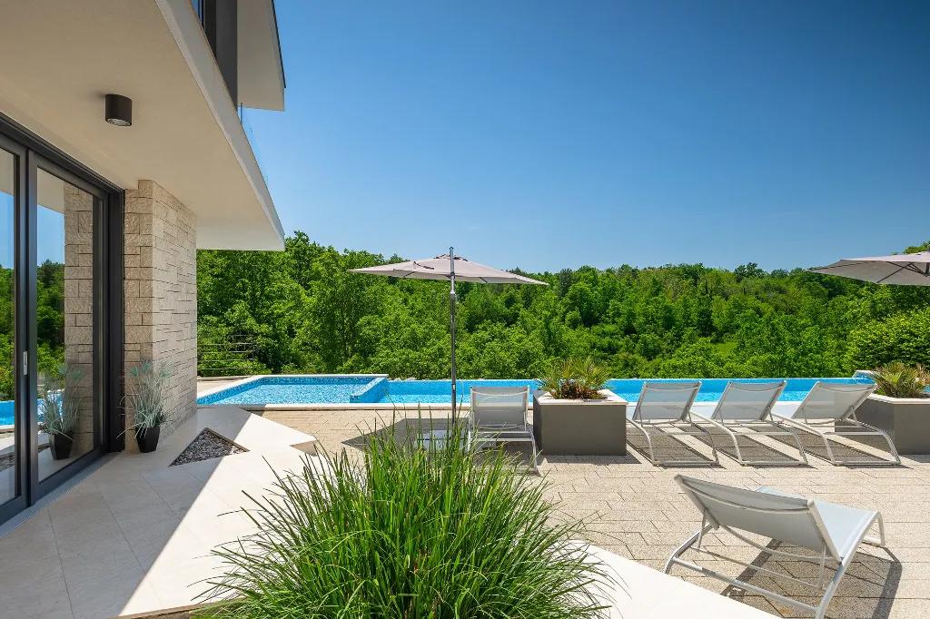 Spacious Villa with Infinity Pool in Vižinada