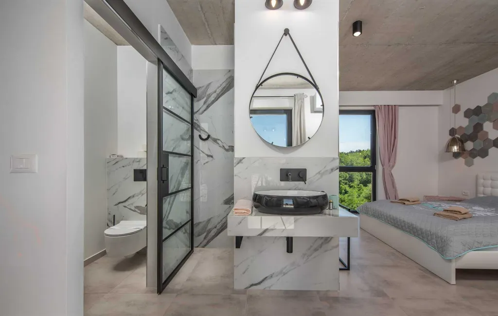 Spacious Villa with Infinity Pool in Vižinada