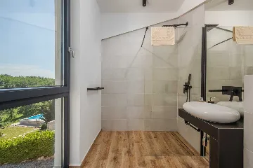 Spacious Villa with Infinity Pool in Vižinada