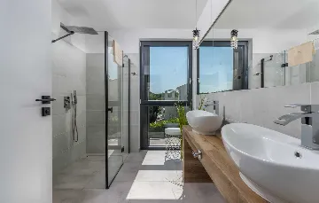 Spacious Villa with Infinity Pool in Vižinada