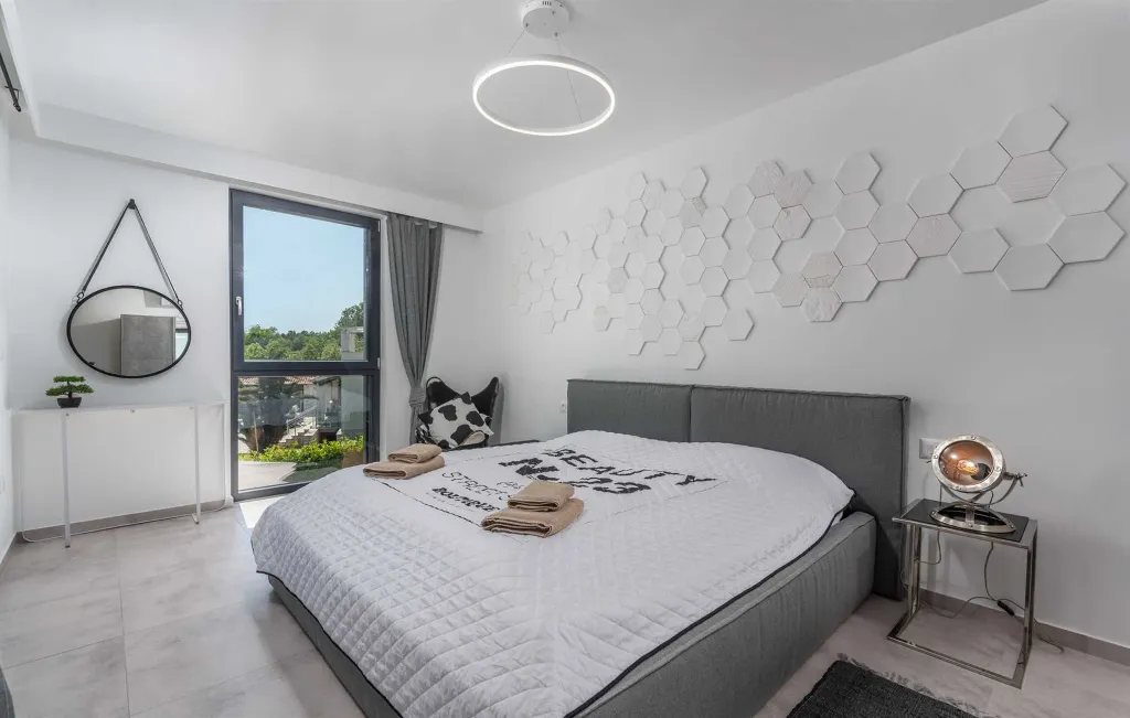 Spacious Villa with Infinity Pool in Vižinada