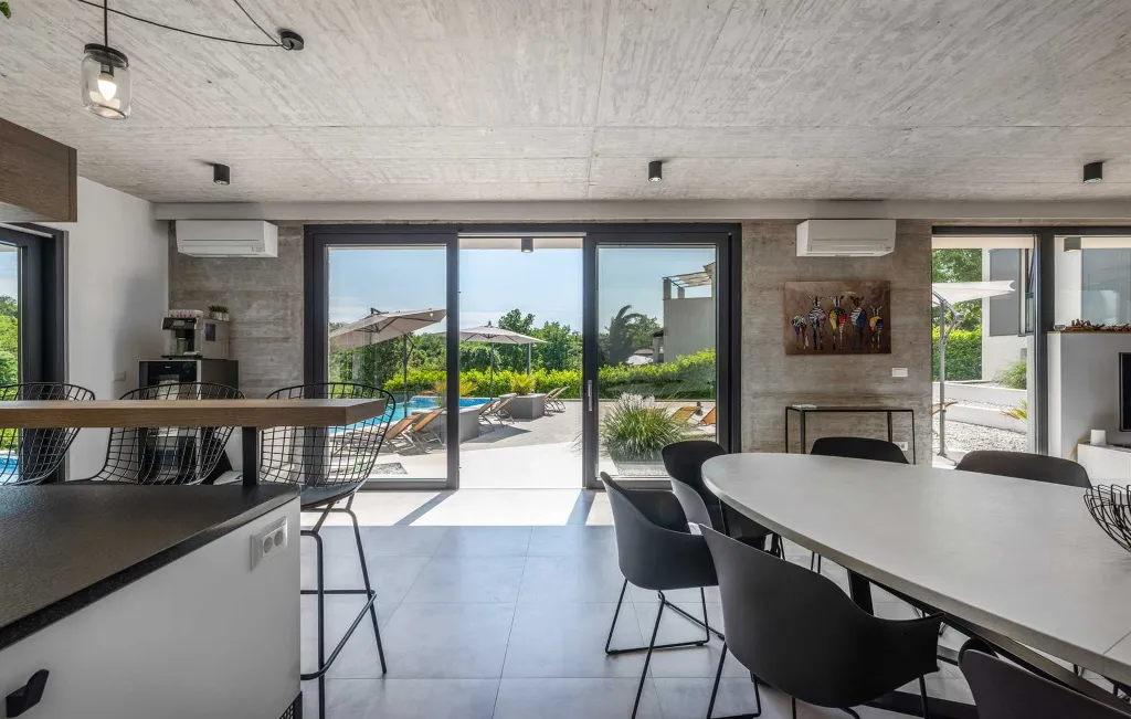 Spacious Villa with Infinity Pool in Vižinada