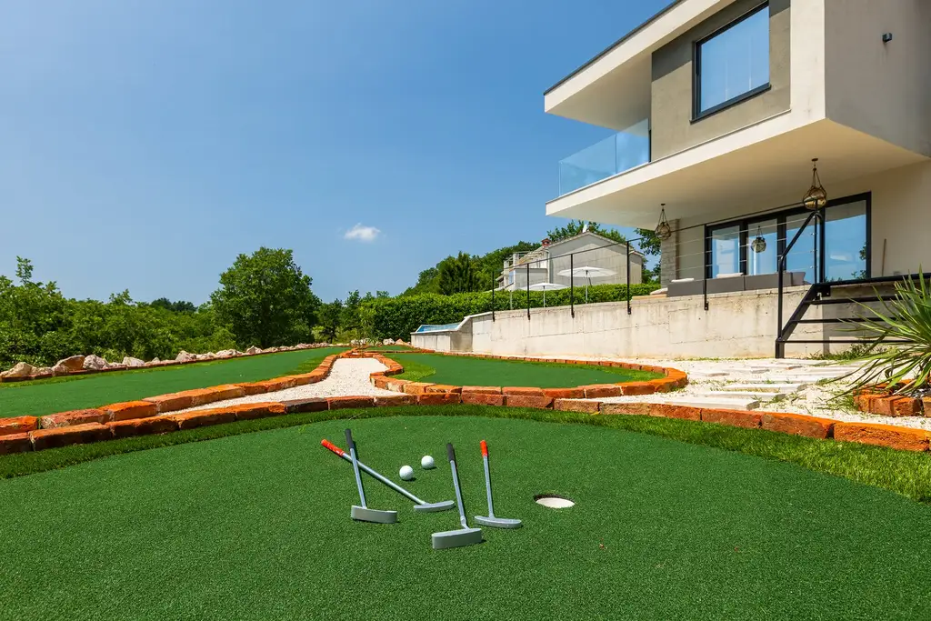 Spacious Villa with Infinity Pool in Vižinada